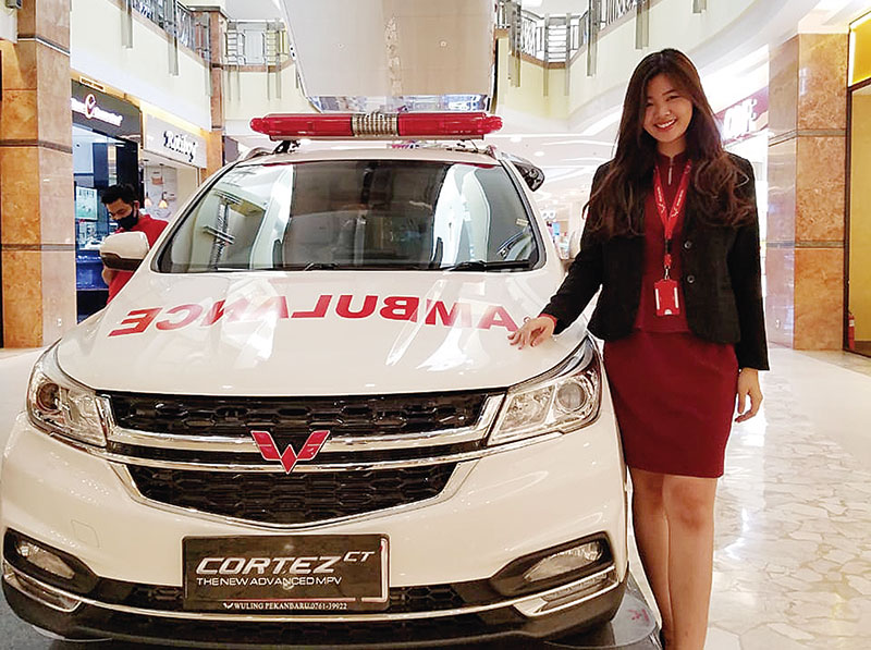 SPG Wuling memamerkan Cortez Turbo desain ambulans di Mal SKA, Kamis (14/5/2020).(WULING PEKANBARU FOR RIAU POS)