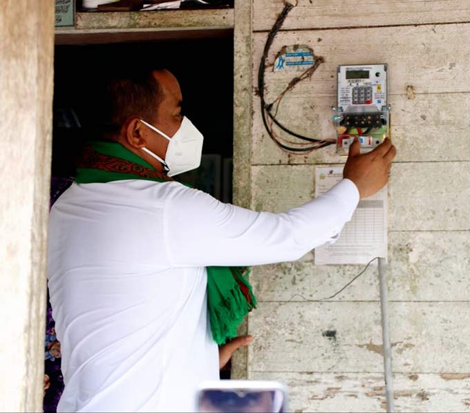 Bupati Pelalawan H Zukri meresmikan pemakaian dan penyalaan listrik 24 jam PT PLN di Desa Kuala Panduk , Kecamatan Teluk Meranti, Kamis (19/8/2021).