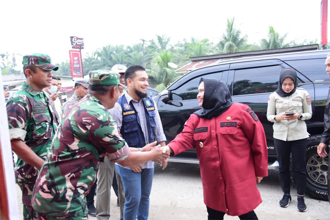 Bupati Bengkalis Kasmarni meninjau posko pengamanan Natal dan Tahun Baru 2023 yang tersebar di KecamatanÂ  Pinggir, Mandau dan Bathin Solapan, Sabtu (24/12/2022).