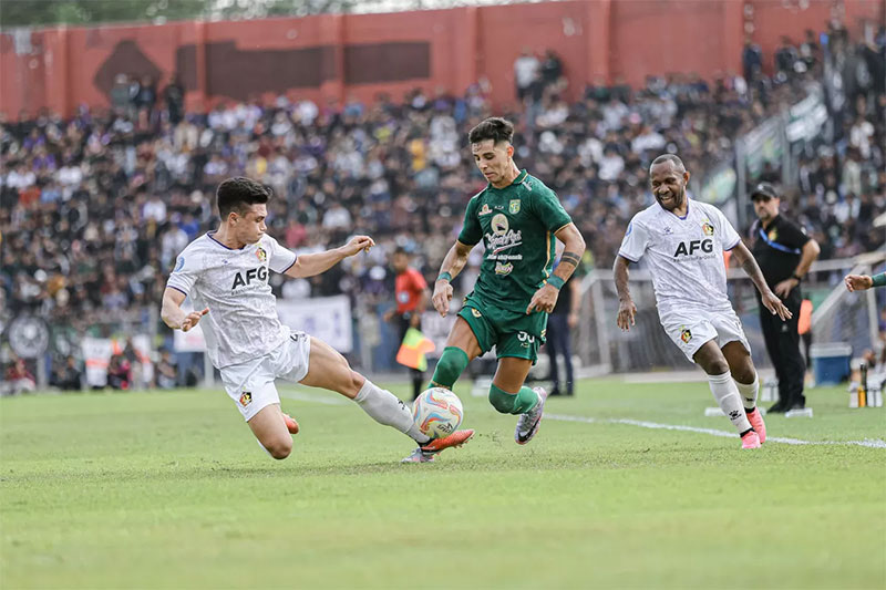 Wasit Zetman Pangaribuan tabrak Laws of The Game di Persik vs Persebaya.