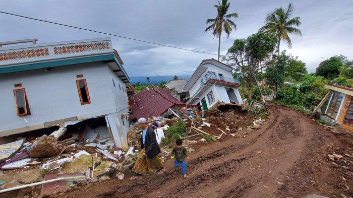 Kerusakan bangunan dampak Gempabumi Cianjur beberapa waktu lalu, berdasarkan update terkini, Cianjur kembali diguncang gempa berkekuatan M4,3 pada Selasa (24/1/2023) dini hari.