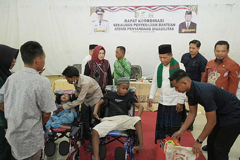 Sekda Kuansing, H Dedy Sambudi SKM MKes sesaat akan memberikan bantuan kepada penyandang disabilitas di Telukuantan, Kamis (19/10/2023).