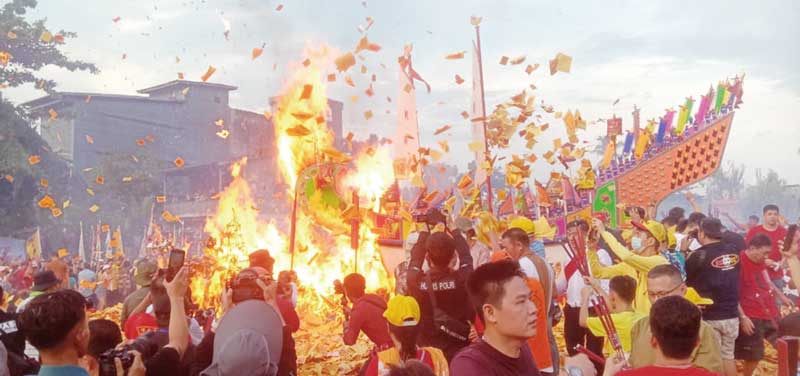 Masyarakat Tionghoa antusias mengikuti acara Bakar Tongkang di Bagansiapiapi, Rokan Hilir, Selasa (4/7/2023).