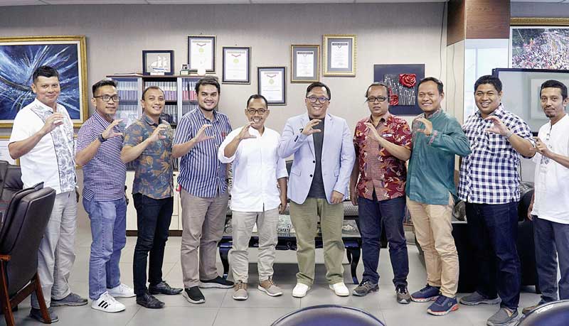 Head of Marketing PT Chery Motor Indonesia Mohammad Ilham P,Â  Sales Manager PT Riau Oriental Star Rio Marcapeli foto bersama Direktur Riau Pos Firman Agus (empat kanan), Direktur Riau Pos Asmawi Ibrahim (lima kiri), Manajer Pemasaran Riau Pos Abdul Kadir