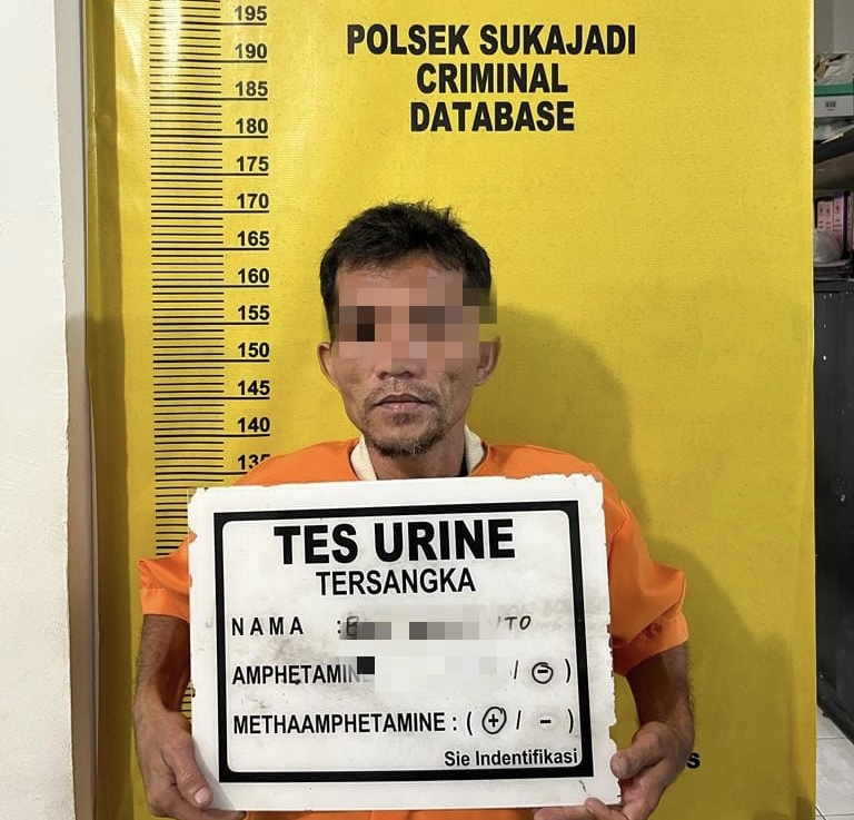 Satuan Polisi Pamong Praja (Satpol PP) Kota Pekanbaru, melakukan penertiban terhadap pedagang kaki lima (PKL) yang menggelar lapaknya di bahu jalan, serta reklama di jembatan penyeberangan orang (JPO), Rabu (26/4/2023).