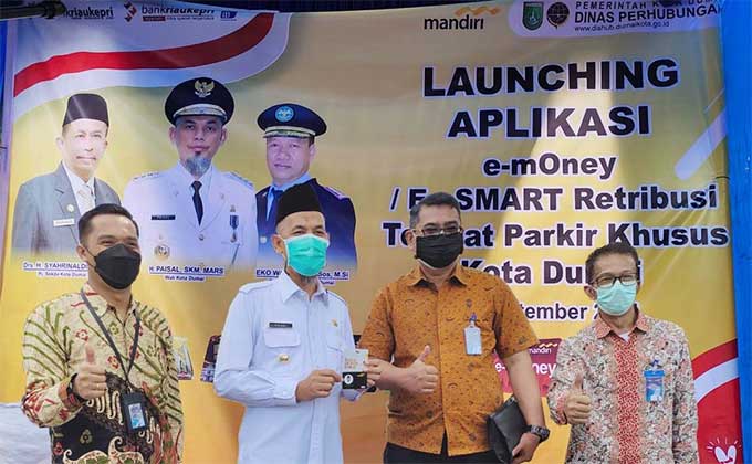 Upaya Bank Mandiri memperkuat dukungan Gerakan Nasional Non Tunai (GNNT), salah satunya penggunaan kartu prabayar Mandiri e-money untuk pembayaran Retribusi Parkir Khusus di Kota Dumai.