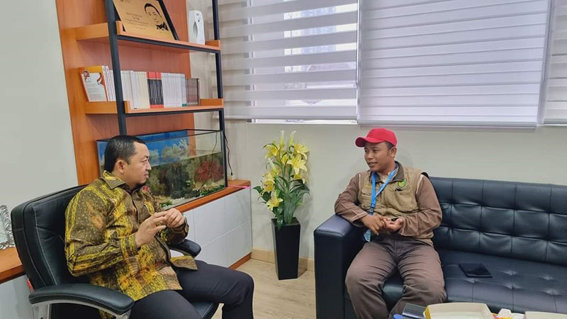 Kepala Desa Kuala Selat Imam Taufik MPd menjumpai anggota DPR RI Dapil Riau Dr H Syahrul Aidi Mazat LC MA di ruang kerjanya, beberapa hari lalu.