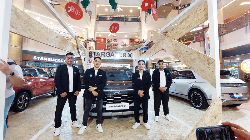 Manajemen Hyundai Arista Panam memamerkan Stargazer X di Mal SKA Pekanbaru, baru-baru ini.