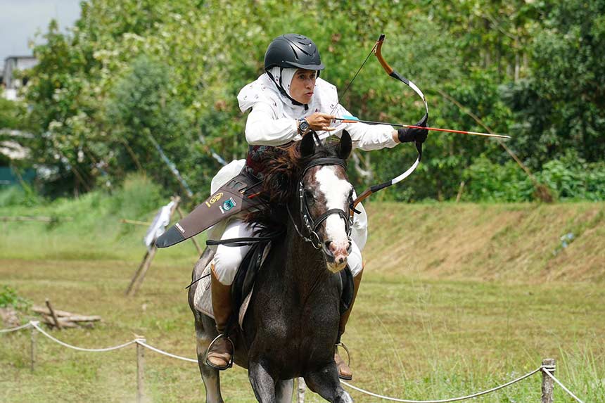 Memanah sekaligus berkuda