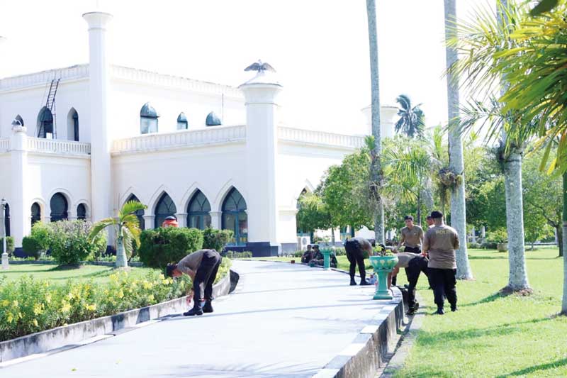 Personel Polres Siak melakukan revitalisasi Istana Asserayah Alhasyimiah dan Makam Koto Tinggi sempena Hari Bhayangkara ke-77,  Kamis (22/6/2023).