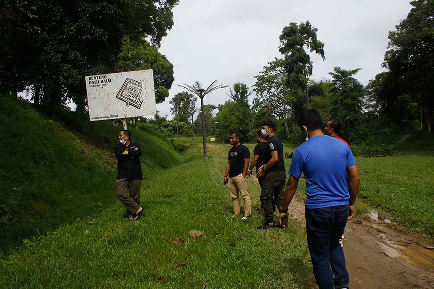 Sejumlah masyarakat saat berada di Benteng Tuanku Tambusai di Kabupaten Rokan Hulu. Pemprov Riau melalui Dinas Kebudayaan mengusulkan  benteng ini menjadi Cagar Budaya Nasional. Foto diambil belum lama ini.