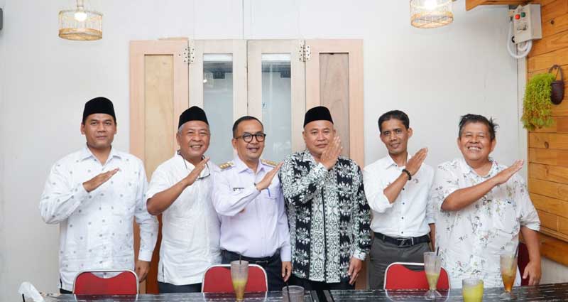 Pj Bupati Kampar Muhammad Firdaus SE MM menerima kunjungan dari pengurus Pesantren Mawaridussalam Deli Serdang Sumatera Utara di Cafe Dapur Dipo Pekanbaru, Rabu (15/11/2023).