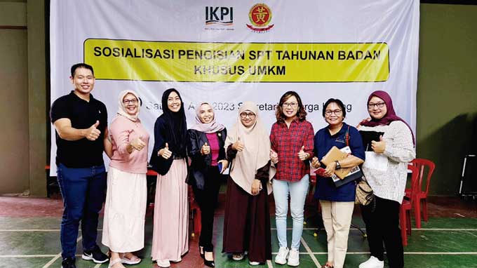Ketua IKPI Cabang Pekanbaru Lilisen SE MAk (baju merah) foto bersama para peserta sosialisasi pengisian SPT tahunan badan khusus UMKM di Gedung Keluarga Besar Marga Huang, Jalan Permata, Kecamatan Payung Sekaki, Pekanbaru,  Sabtu (1/4/2023).