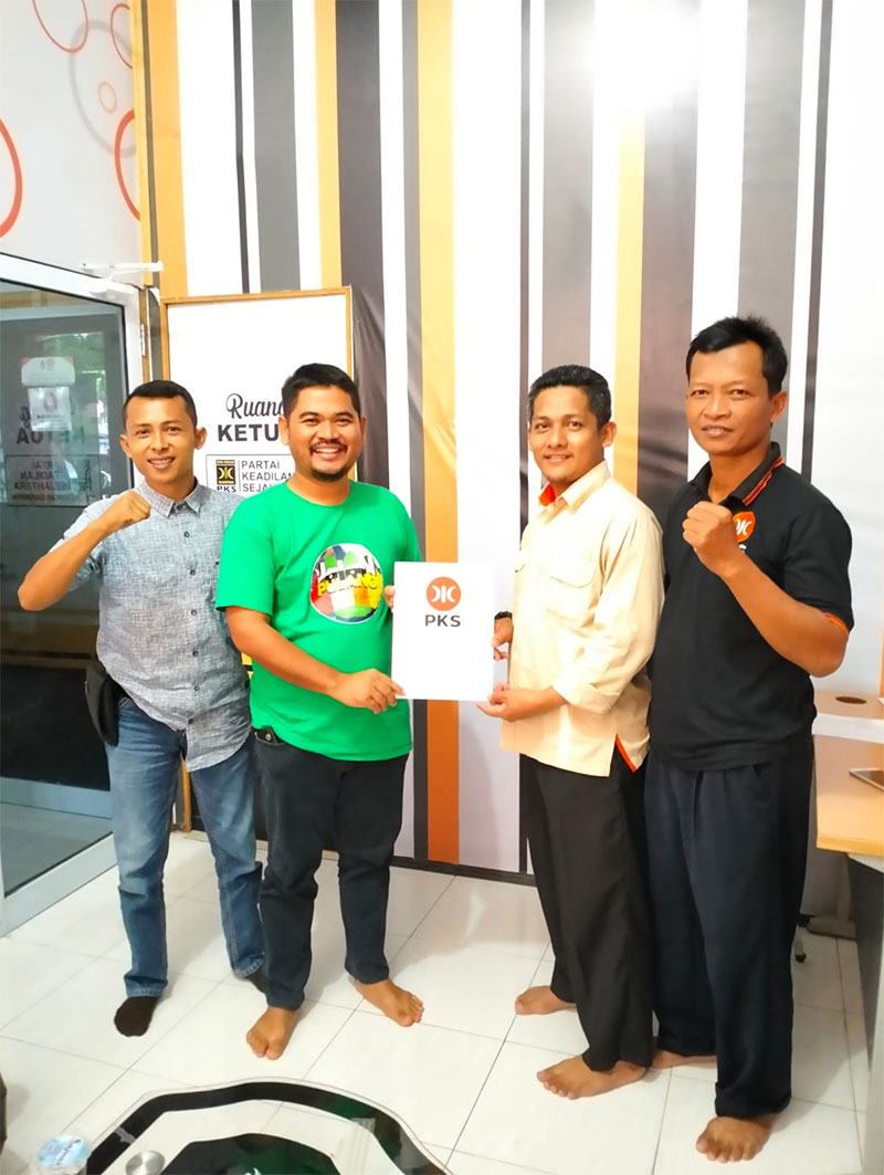 Delvi Rawadi (dua kiri) dari Tim Pemenangan Yuyun HidayatÂ  saat mengambil formulir Balon Bupati Kampar di Kantor DPD PKS Kampar, Bangkinang, Senin (13/11/2023).