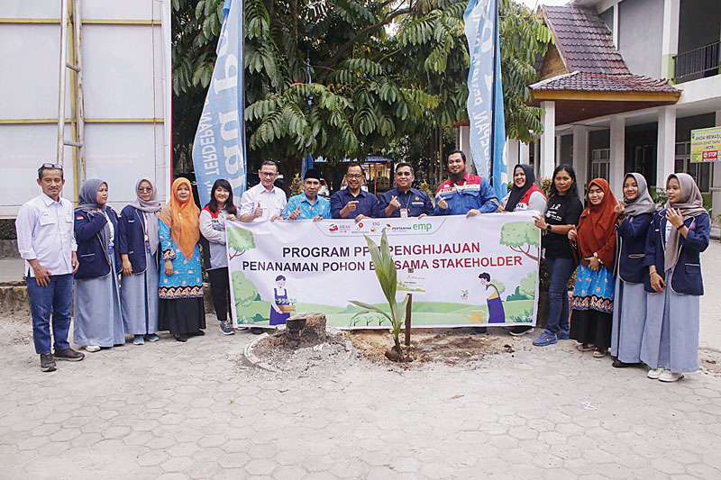 Kepala Departemen Formalitas dan Komunikasi SKK Migas Sumbagut  Yanin Kholison (tujuh kanan) bersama Field IR & Services Officer Energi Mega Persada Bentu Feri Effendi  (enam kiri),  Assistant Manager Petroleum Engineering PHE Kampar M  Zuly Giansyah (ena