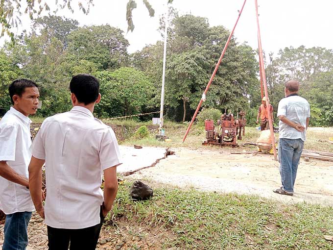 Pekerja dari Dinas PUPR Kuansing sedang mengerjakan pembangunan jembatan di Desa Koto Taluk, Rabu (18/1/2023).