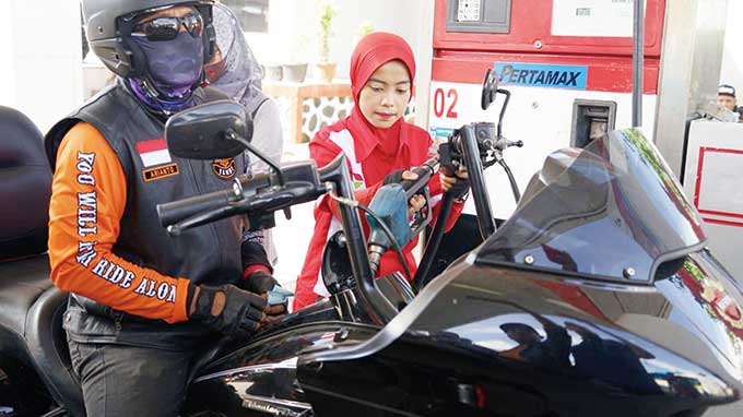 Ilustrasi warga mengisi BBM di SPBU Pertamina. (Dok. Riaupos.co)