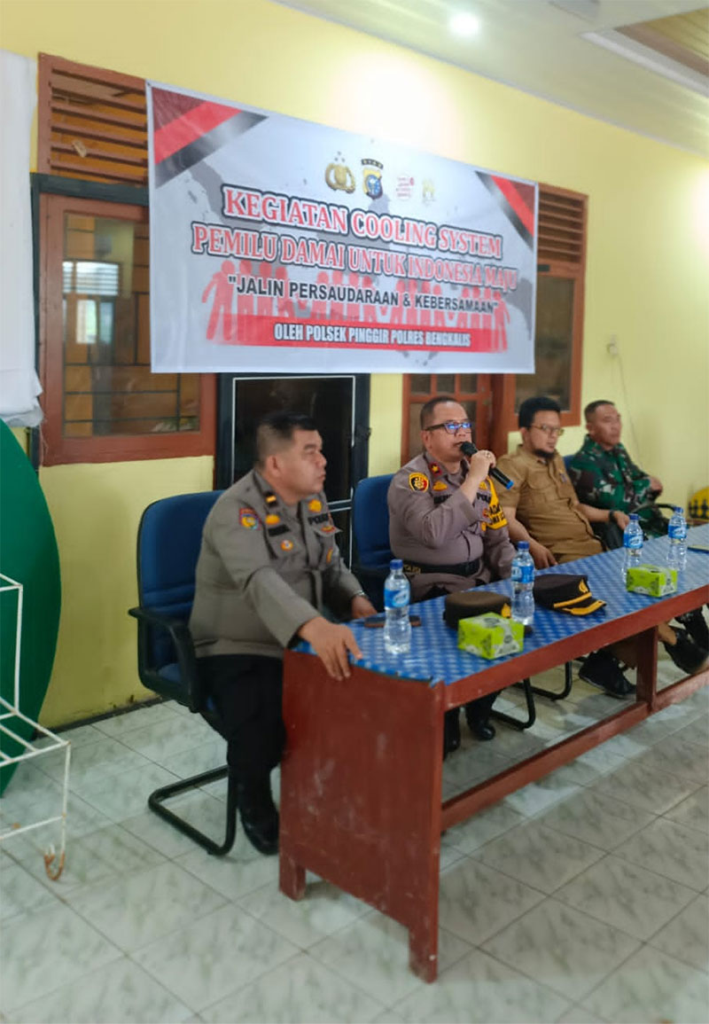 Kapolsek Pinggir Kompol Darmawan SH MH menyampaikan sambutan di hadapan tokoh masyarakat dalam silaturahmi bersama di Rumah Pintar Bhabinkamtibmas, Kantor Lurah Titian Antui, Kecamatan Pinggir, Bengkalis, Senin (18/12/2023).