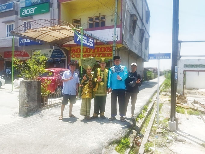 Warga Simpang Garoga, Desa Tambusai Batang Dui,  Bathin Solapan, berterima kasih karena gang yang rusak parah itu kini sudah mulus. Foto diambil Kamis (18/8/2022).