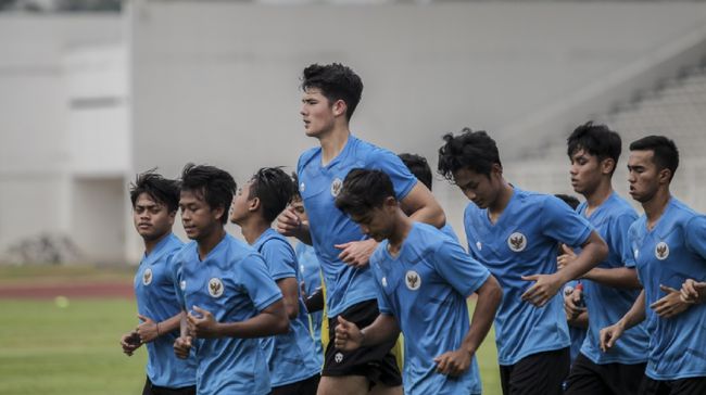 Elkan Baggott, terlihat paling tinggi di antara semua pemain Timnas U-19 saat latihan. (PSSI/CNN)