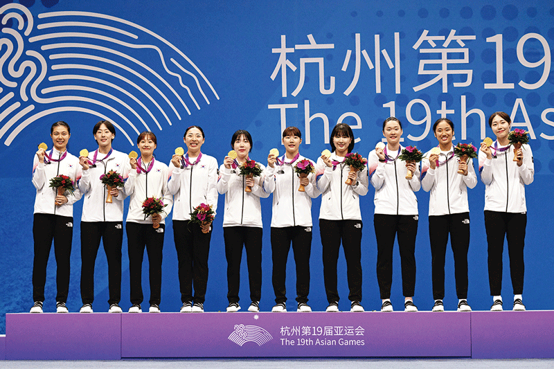 Para pemain Korea Selatan melakukan selebrasi usai menjuarai nomor beregu bulutangkis di BJ Gymnasium, Hangzou, Cina, Ahad (1/10/2023).