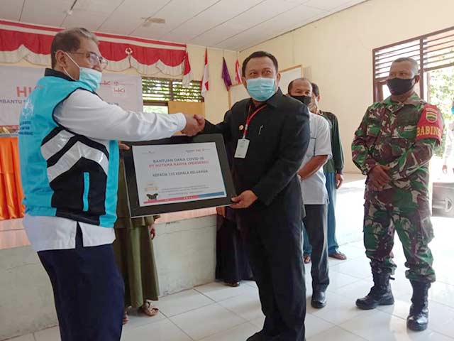 Bupati Kampar Catur Sugeng Susanto menerima bantuan untuk masyarakat terdampak pandemi Covid-19 dari Proyek Direktur PT Hutama Karya Bambang Eko, Rabu (3/6/2020). Bantuan uang tunai ini dikhususkan bagi warga kurang mampu yang dilewati jalan tol ruas Peka