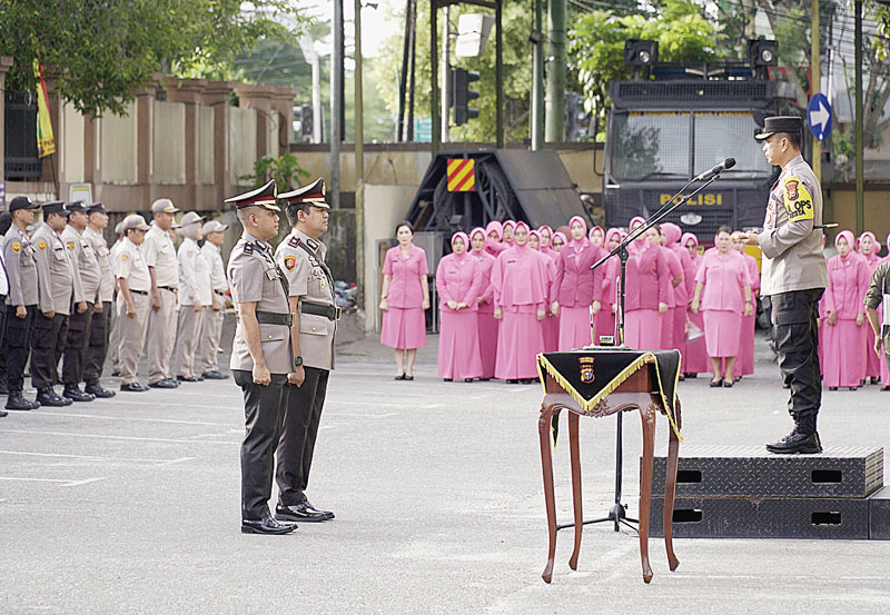 Kapolresta Pekanbaru Kombes Pol Jefri RP Siagian memimpin upacara serah terima jabatan Kasat Reskrim Polresta Pekanbaru  di halaman Mapolresta Pekanbaru, Senin  (17/7/2023). Jabatan Kasat Reskrim Polresta Pekanbaru diserahterimakan dari Kompol Andrie Seti