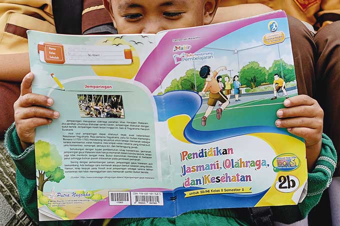 Salah satu buku LKS untuk kelas II sekolah dasar, Kamis (19/1/2023). Pembelian buku LKS  dengan harga sekitar Rp150 ribu per paket dikeluhkan orang tua karena dinilai memberatkan.