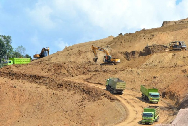 Kendaraan berat tampak beraktifitas di pekerjaan Jalan Tol Pekanbaru-Padang seksi Padang-Sicincin yang terus dikebut pemerintah, foto awal Maret 2023.