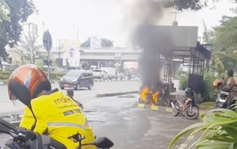 Asap membubung tinggi saat satu unit motor dibakar secara sengaja di halte bus dekat Mal SKA Pekanbaru, Kamis (30/11/2023).