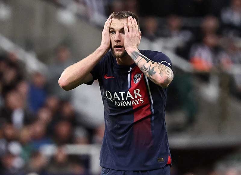 Reaksi bek Paris Saint-Germain Milan Skriniar dalam kekalahan 1-4 oleh Newcastle United pada matchday kedua fase grup Liga Champions di St James&rsquo; Park kemarin (5/10).