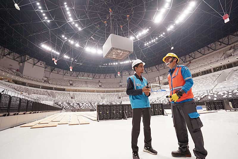 Petugas PLN memastikan keamanan dan keandalan sistem kelistrikan lokasi venue Indoor Multifunction Stadium (IMS) Indonesia Arena di Gelora Bung Karno (GBK) Senayan, Jakarta.
