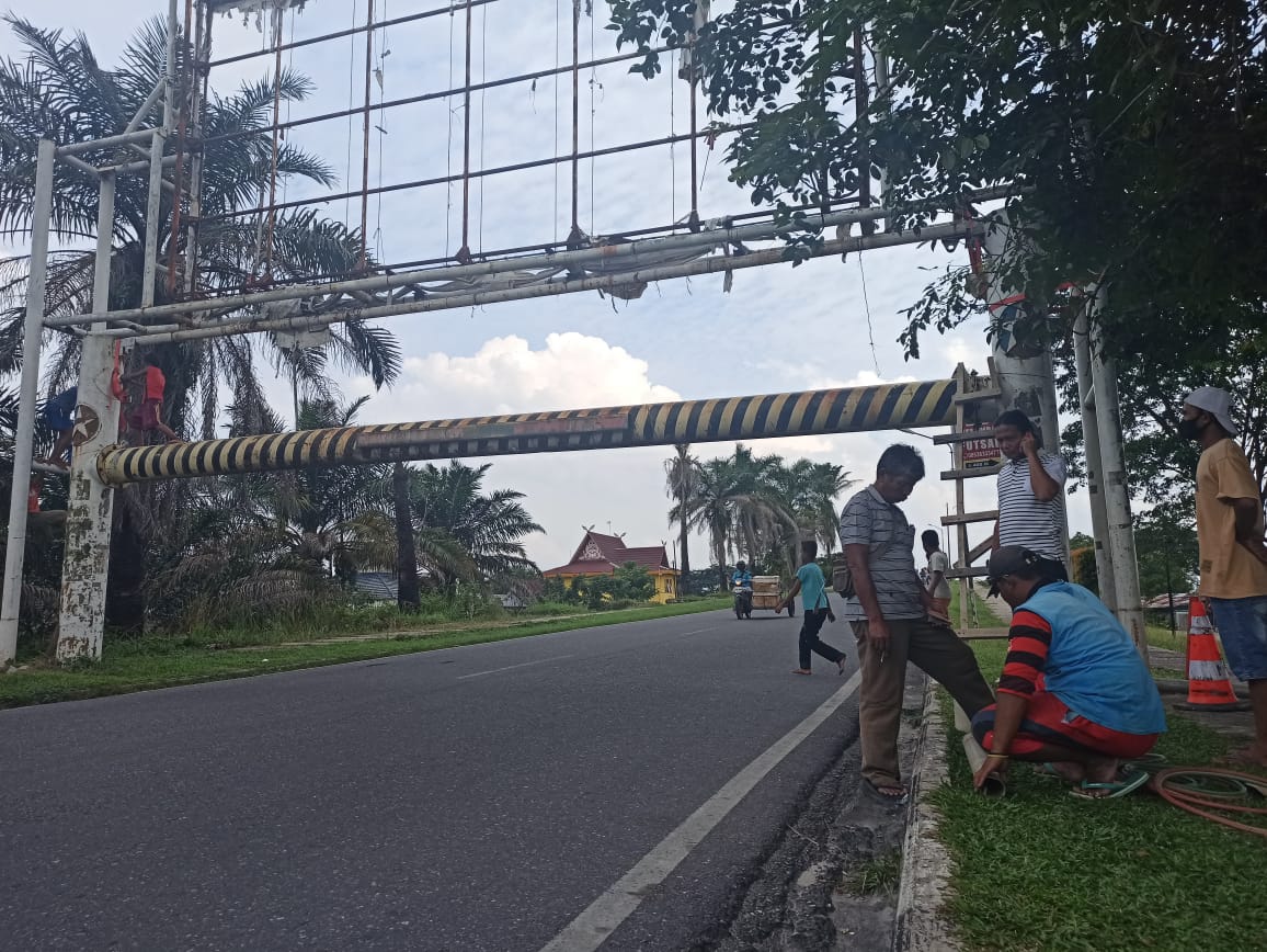 Portal pembatas tinggi kendaraan yang ada di jembatan Leighton atau jembatan Siak 1 Jalan Yos Sudarso  Pekanbaru yang rusak dan nyaris tumbang, saat ini tengah dilakukan perbaikan, Senin (3/8/2020). (DOFI ISKANDAR/RIAUPOS.CO)