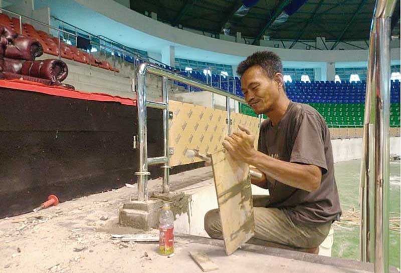 Pekerja melakukan grouting base plate di Gelanggang Remaja, Jalan Jenderal Sudirman, Pekanbaru. Perbaikan venue ini ditargetkan selesai akhir Oktober mendatang.