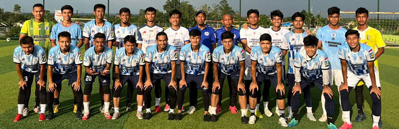 Pemain, pelatih dan ofisial Wahana FC foto bersama sebelum latihan di Lapangan Wahana FC Jalan Beringin, Simpang Baru, Tampan, Pekanbaru,  Senin (11/12/2023).