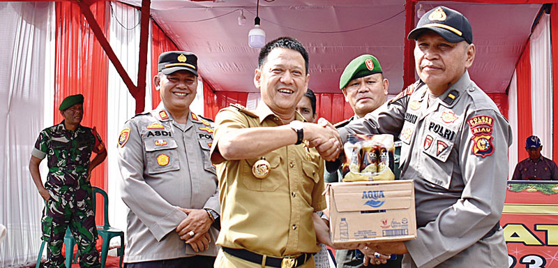 Pj Bupati Kampar Hambali meninjau posko Pengamanan Natal dan Tahun Baru di Siak Hulu, Kabupaten Kampar sambil memberikan bantuan kepada petugas posko, Selasa (26/12/2023).