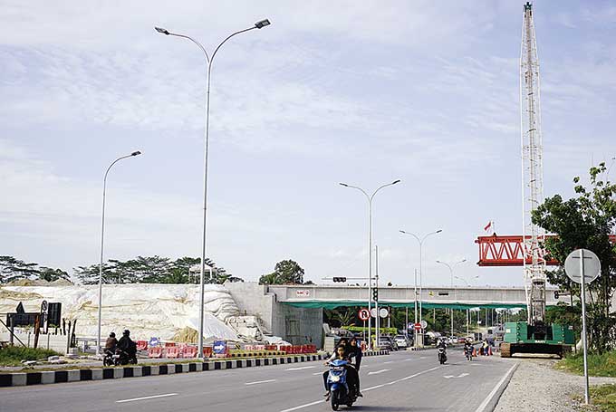 Pengendara melintas di bawah girder overpass Tol Pekanbaru-Bangkinang Seksi 6, di Jalan Lintas Pekanbaru-Bangkinang, Desa Kualu Nenas, Kabupaten Kampar, Jumat (8/7/2022).