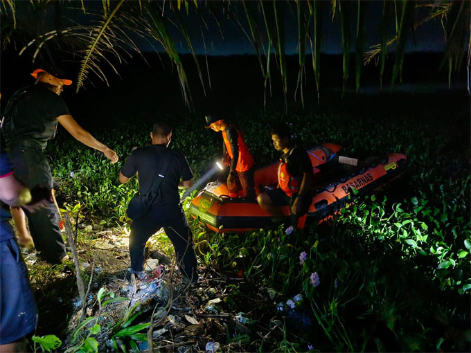 Jajaran Polsek Tambang bersama Tim Basarnas Provinsi Riau & BPBD Kampar masih melakukan pencarian terhadap korban yang tenggelam di danau PT PSG Desa Teluk Kenidai, Kecamatan Tambang, Jumat (23/12/2022).