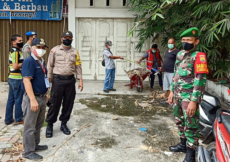 Ketua Relawan Covid-19 Tangkerang Labuai, Mirshal bersama lurah, Babinsa dan unsur lain saat memantau penerapan sanksi sosial, Sabtu (24/10).(PANJI A SYUHADA/RIAUPOS.CO)