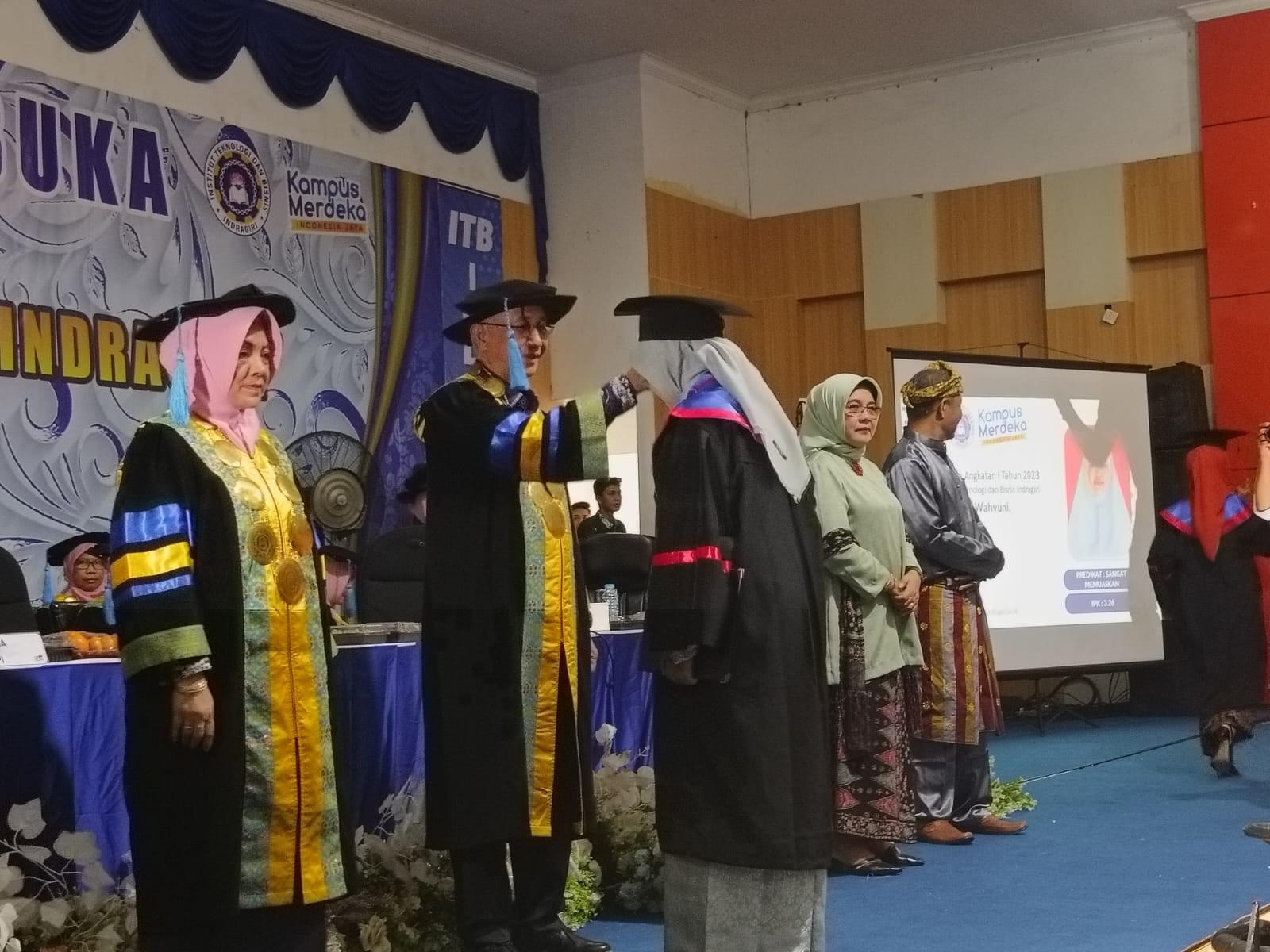 Rektor ITB-I, Raja Marwan Indra Saputra SE MSi memindahkan tali toga kepada salah seorang wisuda di Gedung Dang Purnama Rengat, Kamis (14/12/2023).