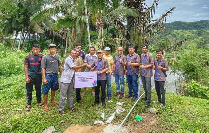 Manajer PLTA Koto Panjang Cecep Sofhan Munawar menyerahkan bantuan instalasi air bersih secara simbolis kepada masyarakat Desa Tanjung, Kamis (4/8/2022).