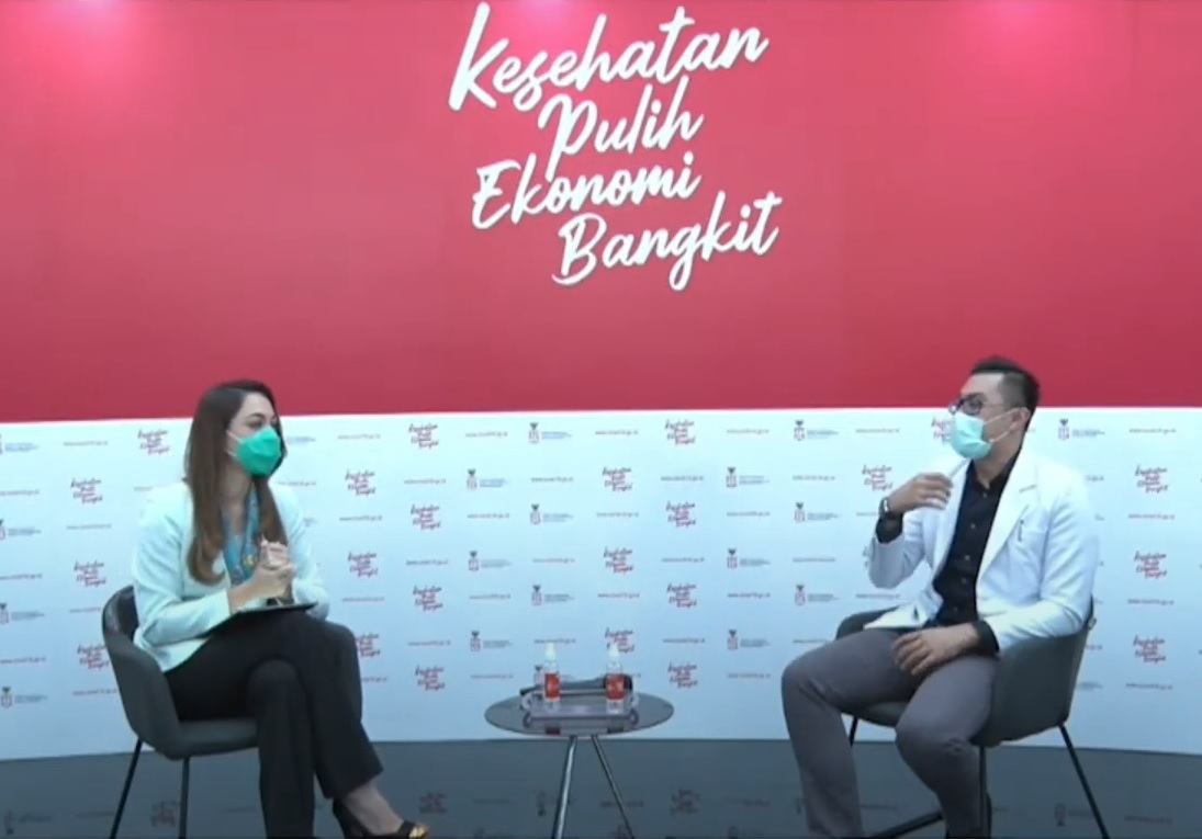 Dokter Reisa Broto Asmoro, Juru Bicara Satgas COVID-19  dan Dokter Gia Pratama Putra (kanan) dalam acara Dialog Juru Bicara Pemerintah dan Duta Adaptasi Kebiasaan Baru yang diselenggarakan Komite Penanganan COVID-19 dan Pemulihan Ekonomi Nasional (KPCPEN)