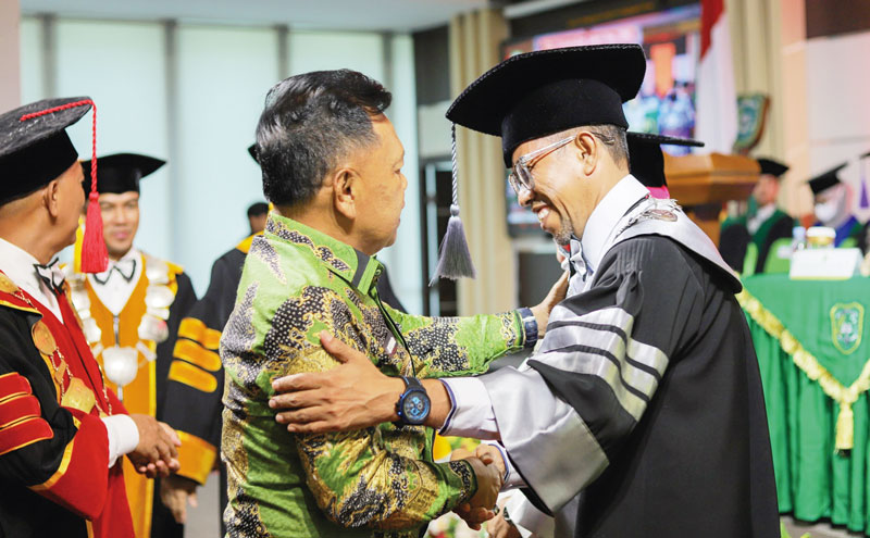Plt Bupati Kepulauan Meranti H Asmar mengucapkan selamat kepada Prof Dr Eng Ir Muslim ST MT IPU usai dikukuhkan sebagai guru besar Fakultas Teknik UIR di Pekanbaru, Rabu (13/12/2023).