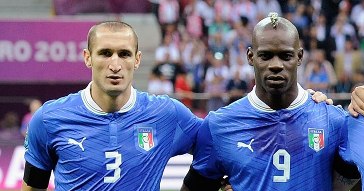 Giorgio Chiellini dan Mario Balotelli saat sama-sama memperkuat timnas Italia di Piala Eropa 2012. (AFP/DAILY MAIL)