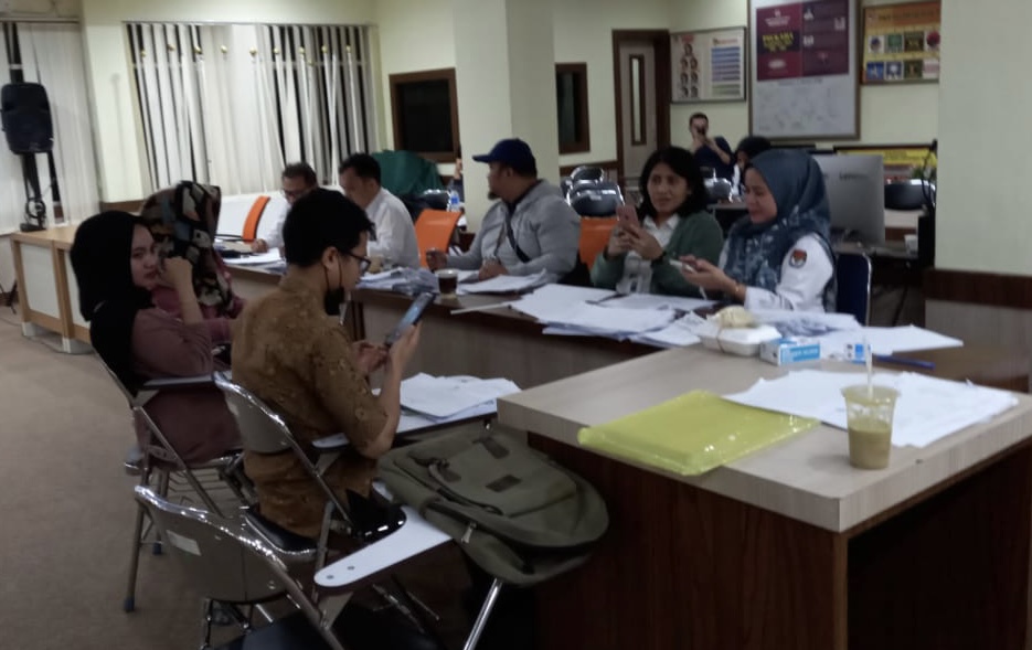 Suasana Kantor KPU Riau saat penerimaan syarat dukungan minimal oleh Bacalon DPD Provinsi Riau 2024, pada hari terakhir pendaftaran, Kamis (29/12/2022) hingga pukul 23:59 WIB.