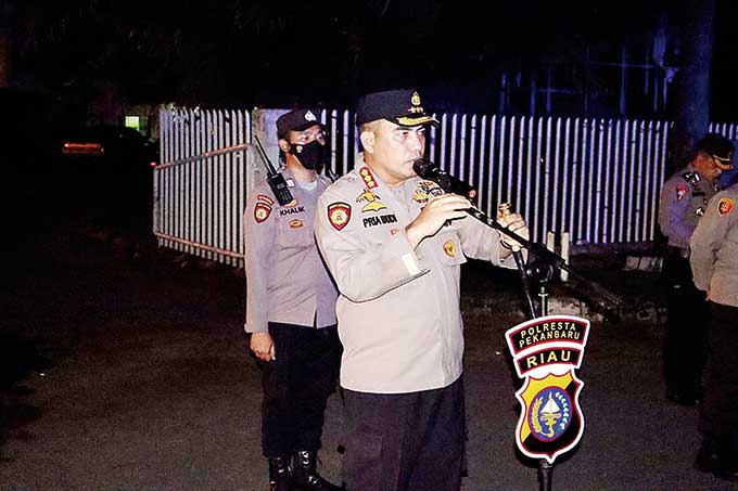 Kapolresta Pekanbaru Kombes Pol Dr Pria Budi SIK MH memberikan arahan kepada seluruh personel Patroli Preventif Strike, Ahad (29/5/2022) malam.