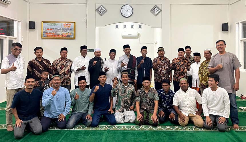 Pengurus Masjid Al-Hamidah, Perumahan Grand Bapanda foto bersama mantan Wakil Wali Kota Pekanbaru, Ayat Cahyadi, dan Sekretaris Kelurahan Rejosari Dalimin, usai acara pengukuhan dan peringatan Tahun Baru Hijriah 1445 H, Jumat (28/7/2023) malam.