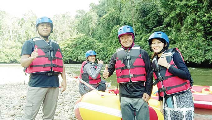 Ketua KONI Kampar Surya Darmawan (belakang) sesaat sebelum menjajal arung jeram Sungai Kopu, Desa Tanjung, Kecamatan Koto Kampar Hulu, kemarin.