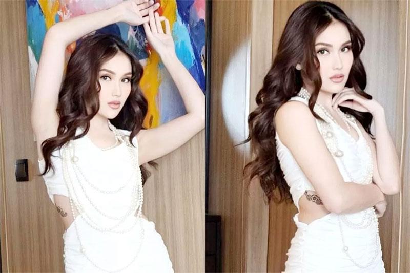 Ayu Ting Ting dan tatonya di pinggang.