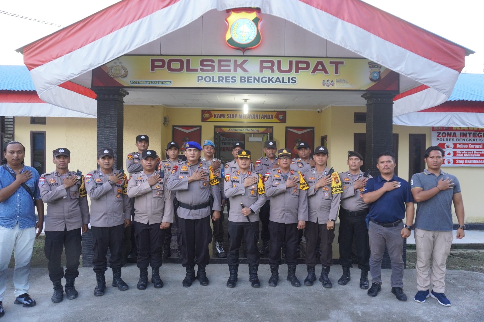 Menyukseskan Pemilu 2024, Kapolres Bengkalis AKBP Setyo Bimo Anggoro foto bersama dalam kujunganya ke Polsek terluar di Pulau Rupat, Kamis (14/12/2023).